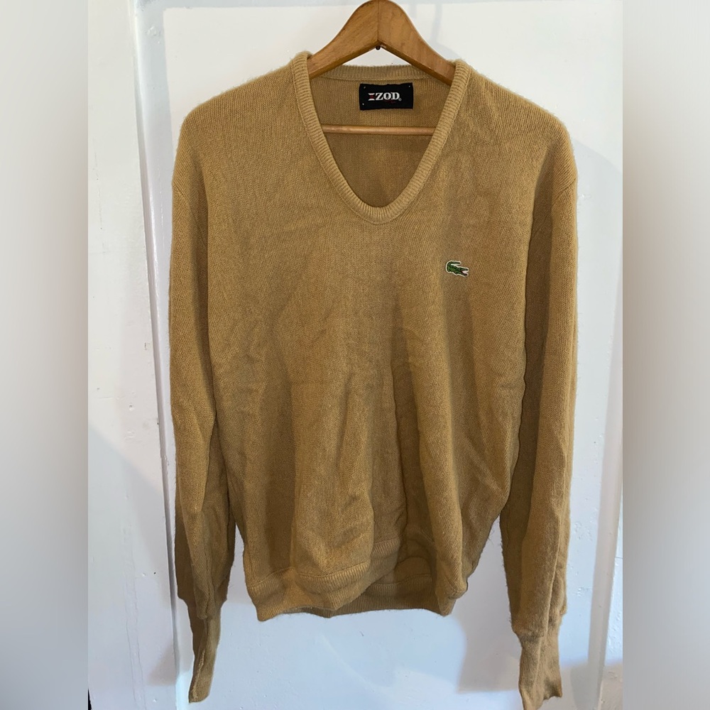 Izod alligator sweater in tan no size on tag, fits like a men’s medium or large